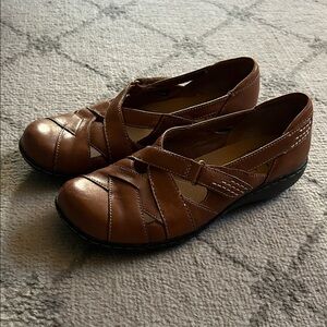 Clarks Women's Tan Ashland Spin Flats